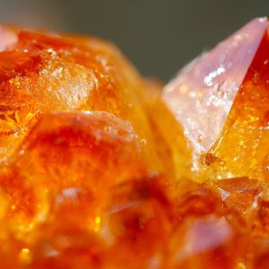 一位穿深色卫衣的编辑靠在办公椅上查看平板电脑上的表格，屏幕上是一列列标注着状态的信息条目，背景是贴满索引卡的软木板